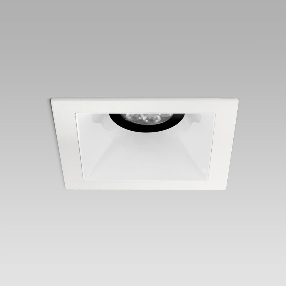 Apparecchio da incasso a soffitto di forma quadrata per illuminazione interna con cornice sporgente e ottica bianca