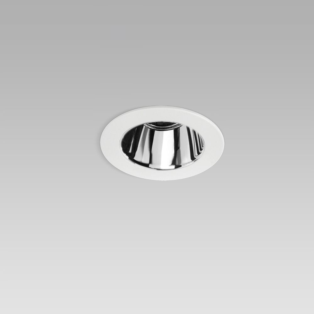 Round recessed ceiling downlight for interior lighting with protruding frame and chrome-plated optic
