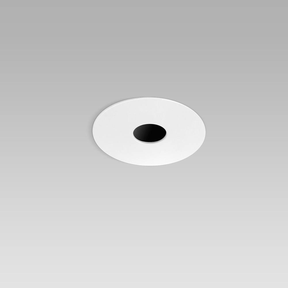 Round recessed ceiling downlight for interior lighting with symmetric pinhole optic