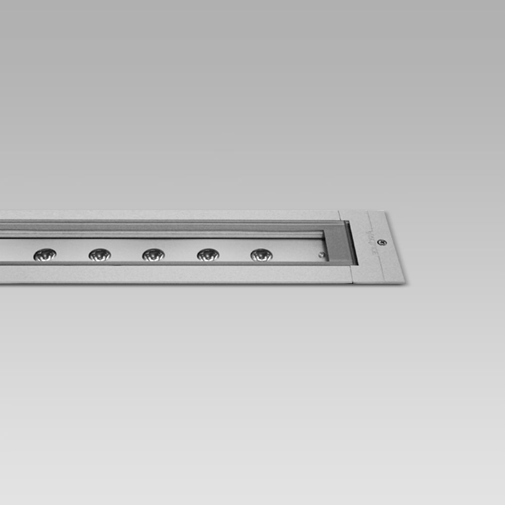 In-ground recessed luminaire with a linear design, for in-line installations, with many possible light beams and effects