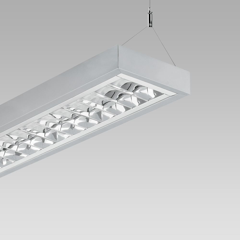 Apparecchio a sospensione dal design lineare per l'illuminazione di uffici e scuole dalla forma lineare, con ottica UGR <16